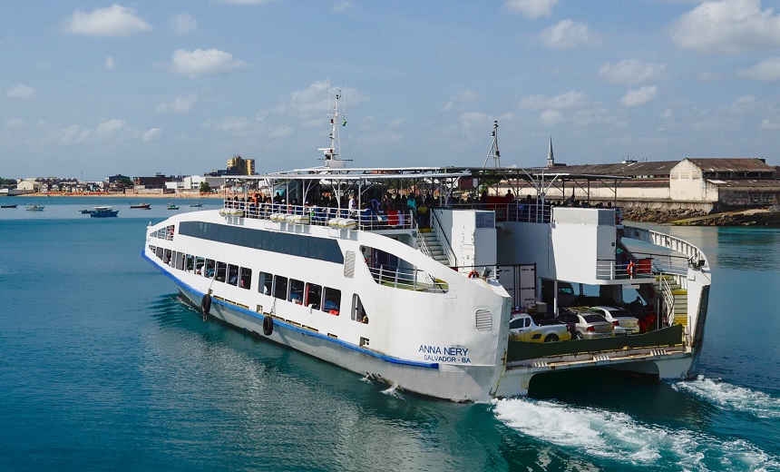 FERRY BOAT: Movimento de embarque de pedestres é grande no Terminal de São Joaquim