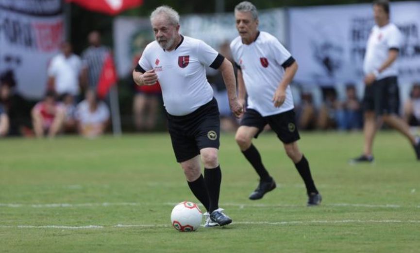 Em futebol no campo do MST, Lula é expulso numa alusão à condenação de Moro