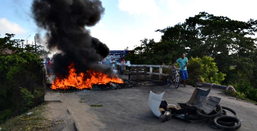 Em protesto, manifestantes fecham divisa entre Bahia e Sergipe