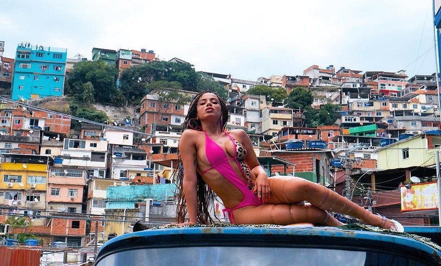 &#8216;FICA A DICA&#8217;: Anitta responde questionamento sobre calcinha no réveillon e tira dúvida de internautas