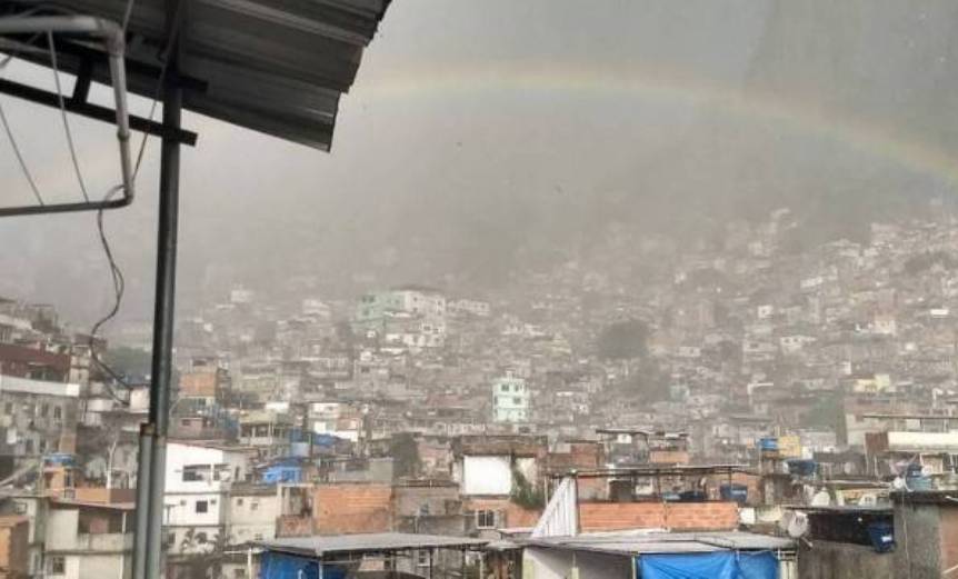 RIO DE JANEIRO: Em tarde de tiroteio, Rocinha registra chuva de granizo e arco-íris