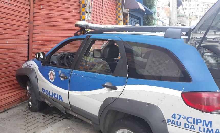 DIQUE DO TORORÓ: Pneu de viatura estoura, veículo roda na pista e bate na porta de garagem