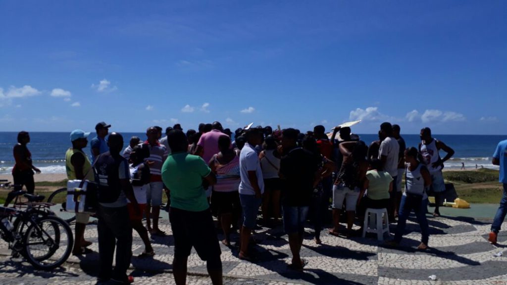 SEM FESTA: Vendedores ambulantes sem licença para Festival Virada Salvador protestam na orla