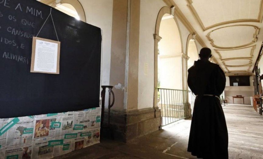 POLÊMICA: Presépio com prostituta e casal gay é retirado de exposição em convento