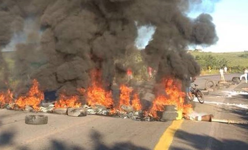 CATU: Moradores protestam contra cratera e bloqueiam trecho da BR-110