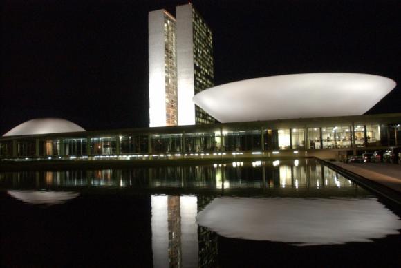 Compra de passagem aérea para cônjuge de deputado é revogada pela Câmara