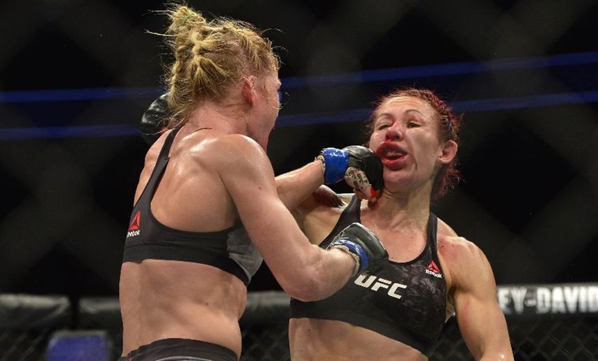 Cyborg enaltece vitória após sangrar pela 1ª vez no UFC: &#8220;Minhas mãos doem&#8221;