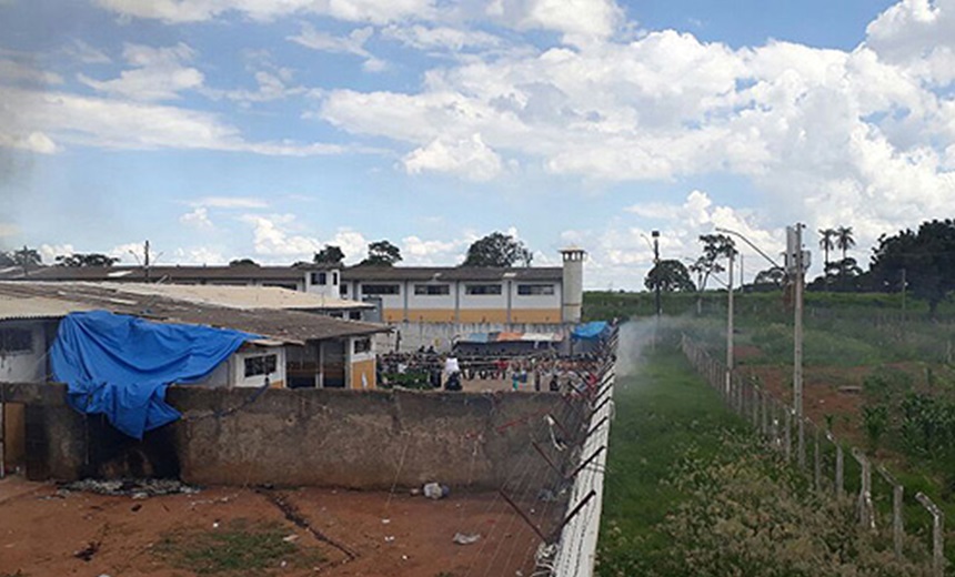 GOIÁS: Quase 100 presidiários estão foragidos após rebelião que resultou em nove mortes