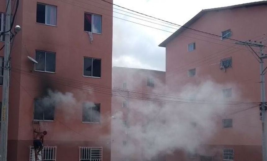 VÍDEO: Incêndio em apartamento assusta moradores de condomínio em Simões Filho