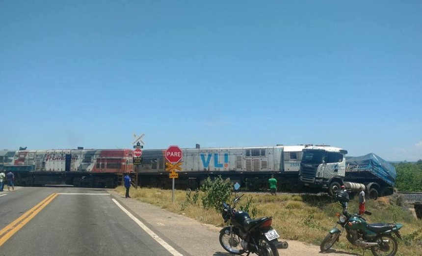 SUSTO: Trem bate em carreta que atravessava trilho e bloqueia BR-030, na Bahia