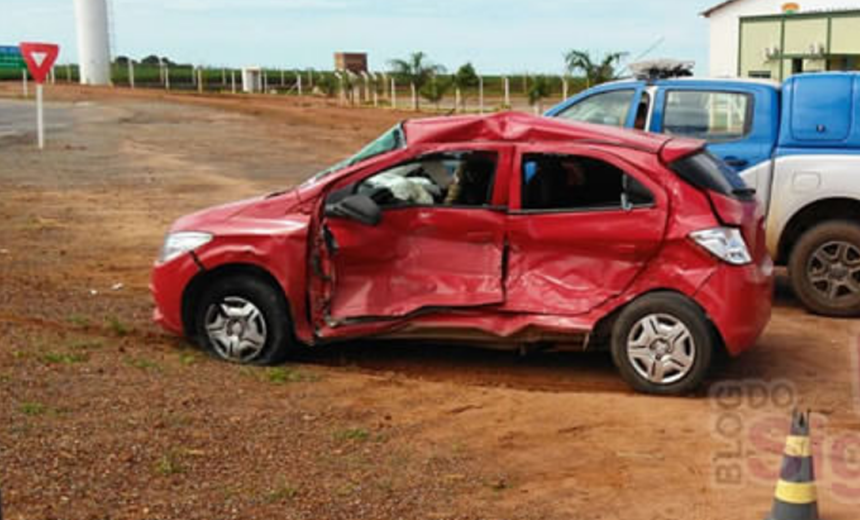 ACIDENTE: Um morre e dois ficam feridos após caminhão bater contra carro na Bahia