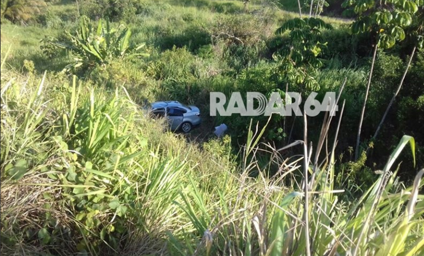 TRAGÉDIA: Duas pessoas morrem e três ficam feridas após carro cair em ribanceira na Bahia