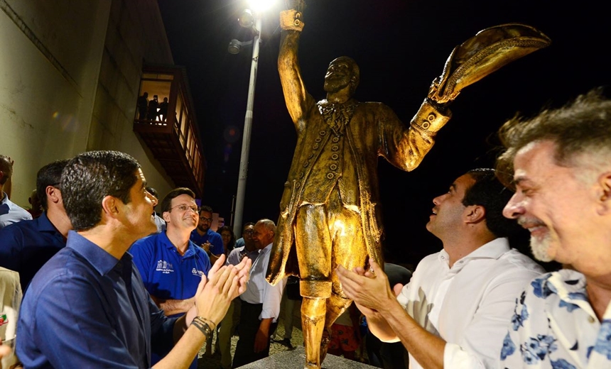 HOMENAGEM: Estátua falante de Gregório de Mattos é inaugurada em Salvador