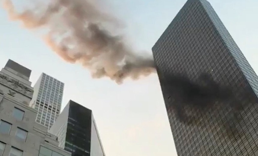 SUSTO: Incêndio atinge topo da Trump Tower, em Nova York; Suspeita é de pane elétrica