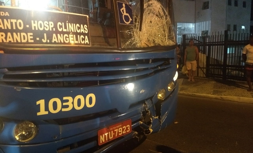 ACIDENTE: Motociclista fica ferido após ser atropelado por ônibus em Salvador