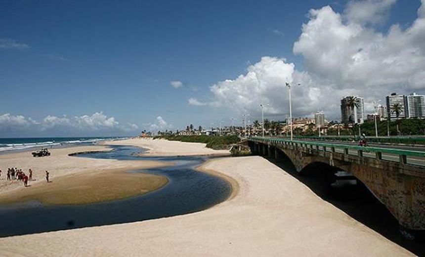 JAGUARIBE/PATAMARES: Embasa se pronuncia sobre despejo de esgoto na praia; Entenda