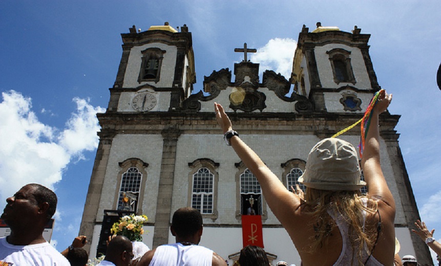 VAI NA FÉ! Em dia de devoção, baianos e turistas sobem a Colina Sagrada do Bonfim