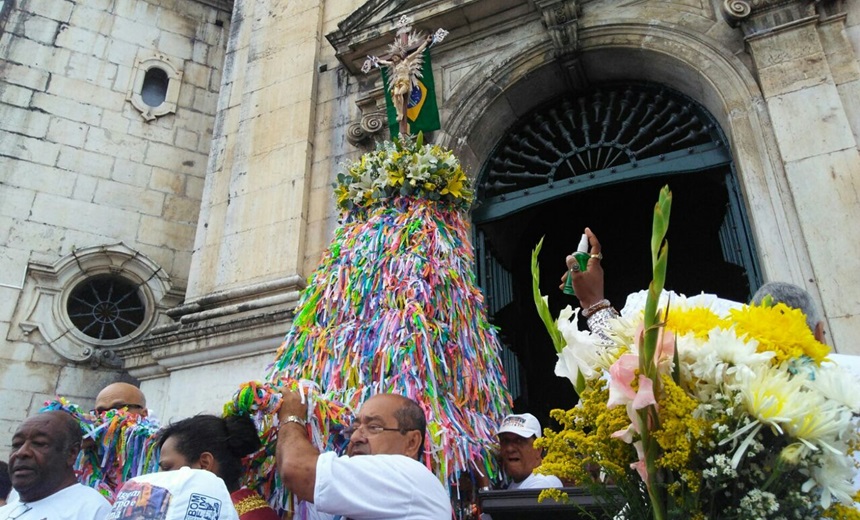 Imagem do Senhor do Bonfim deixa Basílica da Conceição da Praia, no Comércio