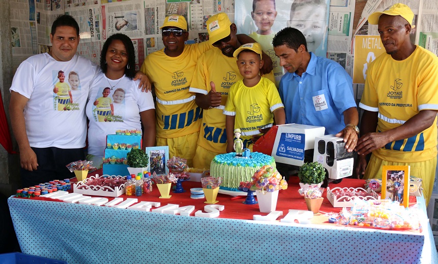 &#8216;SONHO DE CRIANÇA&#8217;: Garoto de 4 anos ganha festa de aniversário da Limpurb com tema de &#8220;garis&#8221;