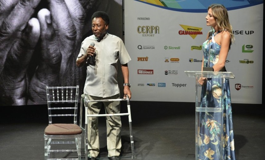 EM CAMPO: Pelé aparece usando andador e comenta boa recuperação