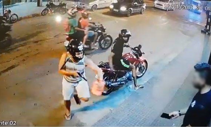 VÍDEO: Arrastão no Centro de Simões Filho acaba em troca de tiros e três suspeitos mortos