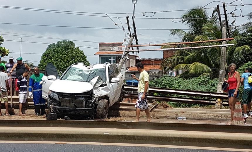 VILA DE ABRANTES: Carro derruba dois postes e deixa trânsito bastante complicado na BA 099