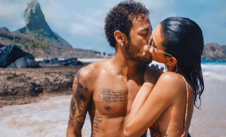 BRUMAR: Neymar é clicado beijando Bruna Marquezine e mão boba do craque chama atenção