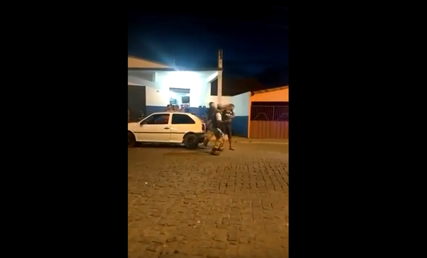 NOVO CASO: PM agride homem &#8220;descontrolado&#8221; com tapa no rosto na Bahia; Veja vídeo