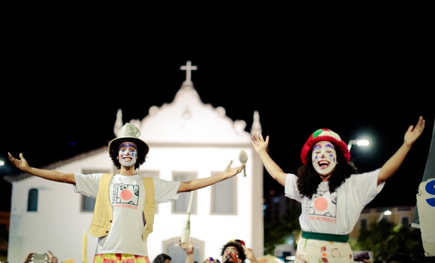 A luta pela monocultura do abadá: após oito anos Os Palhaços do Rio Vermelho mantém tradição