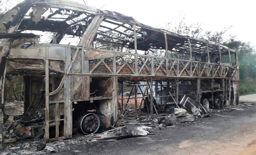 SUSTO: Ônibus com turistas fica destruído após pegar fogo na BA-131