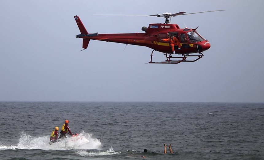 Helicóptero de emissora de televisão cai na orla de Recife-PE; Duas pessoas morreram