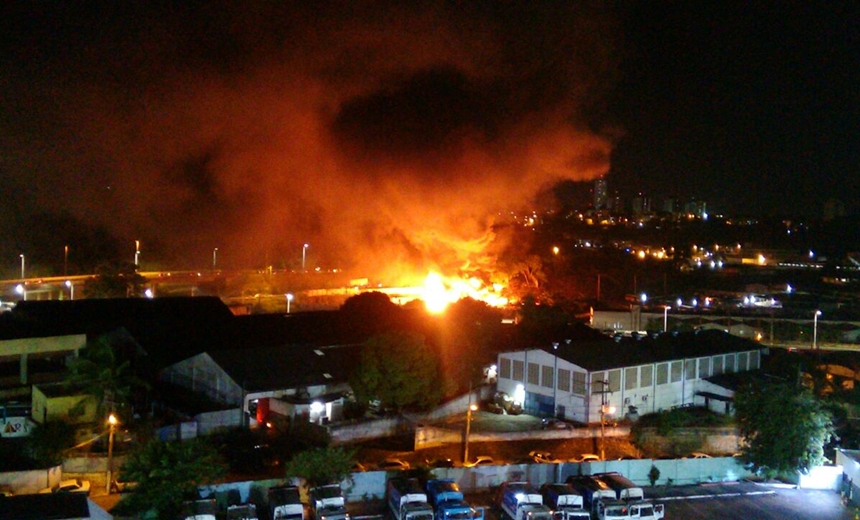 URGENTE: Galpão é atingido por incêndio de grandes proporções em Salvador; Veja vídeo