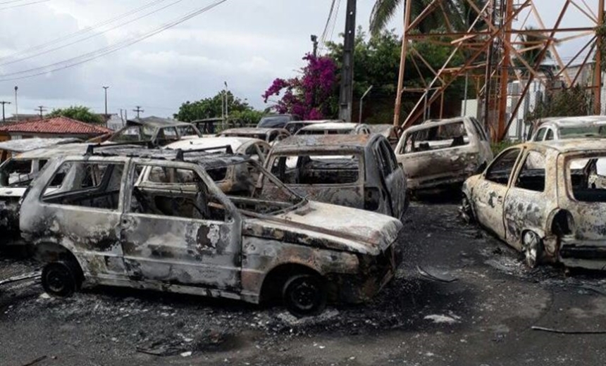 Suspeito de incendiar 22 carros em delegacia é preso e diz que estava sob efeito de drogas