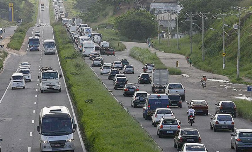 TRÂNSITO: Caminhão quebrado na BR 324 e deixa tráfego lento em vias da região