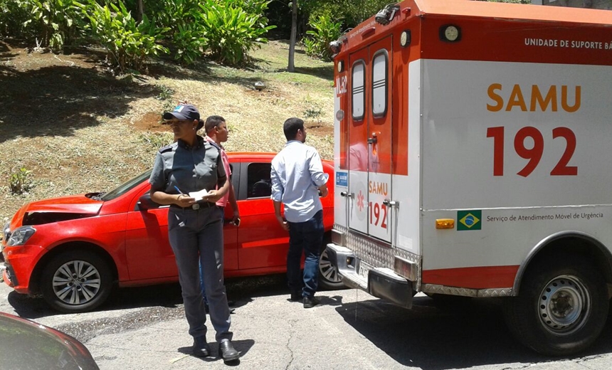 ACIDENTE DE PERCURSO: Uber bate em outro carro e motorista fica ferido dentro da UFBA