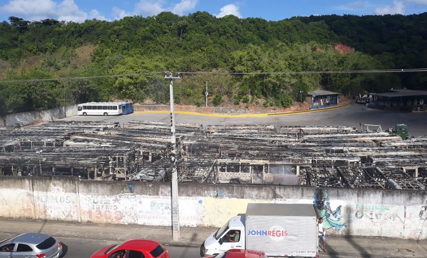 INCÊNDIO NA GARAGEM: Cerca de 50 ônibus do transporte coletivo de Salvador  são destruídos