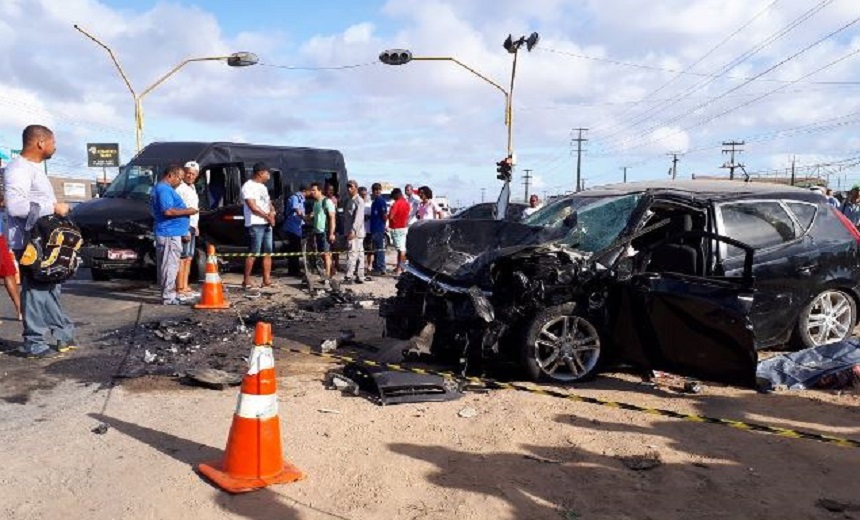 COLISÃO: Duas pessoas morrem e duas ficam feridas em acidente em Feira de Santana