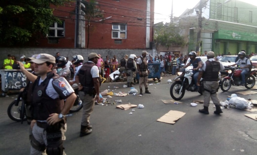 &#8216;É TIRO!&#8217;: PM é obrigada a intervir após eleitores se manifestarem no bairro da Calçada; Vídeos!