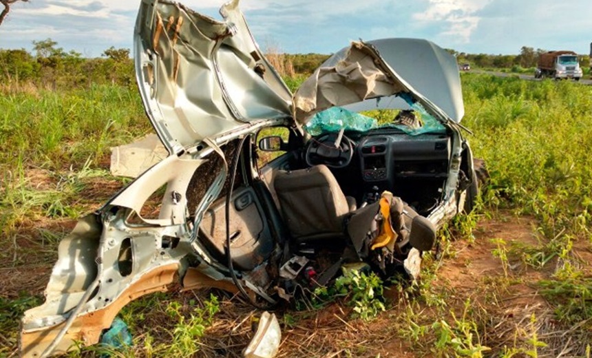 TRAGÉDIA: Mãe e filhos morrem após carro sair da pista e bater em árvore na BR-020