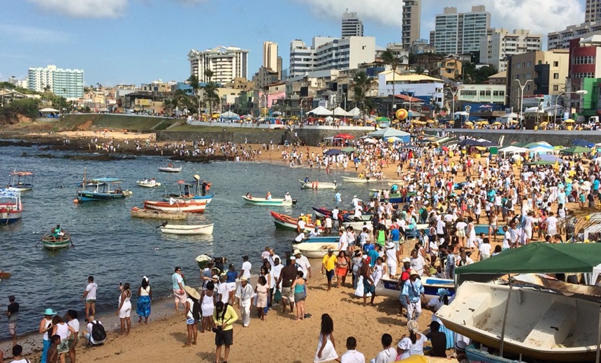 Turistas e baianos aproveitam oportunidade para pedir proteção à Iemanjá