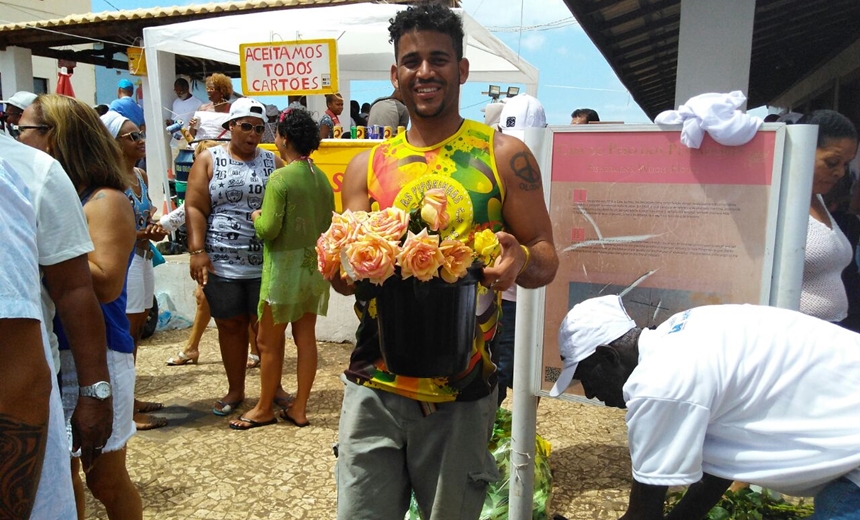 IEMANJÁ: Comerciantes aproveitam festa para lucrar com flores e artigos