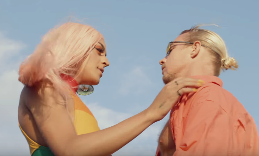 &#8220;AI, PAPAI&#8221;: Pablo Vittar lança clipe da música &#8220;Então Vai&#8221; com direito a beijão em DJ; Assista