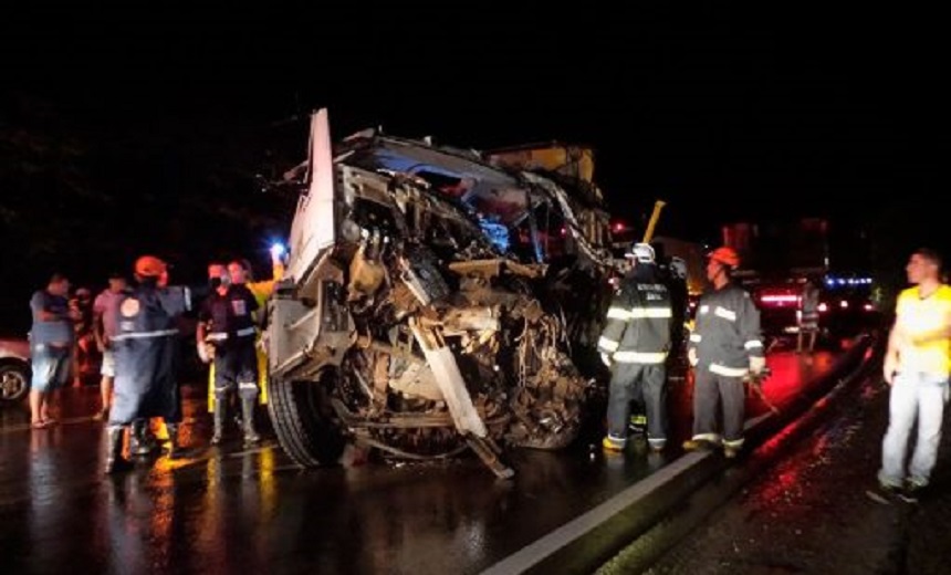 ACIDENTE: Motorista fica preso em ferragens e morre após batida entre carreta e caminhão