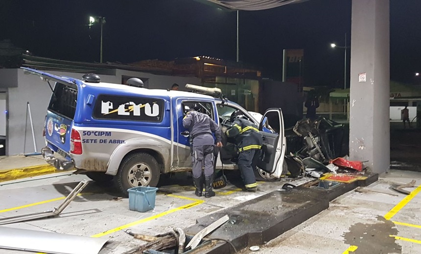 BOCA DO RIO: Durante perseguição, viatura da PM invade posto de gasolina e pega fogo; Vídeo