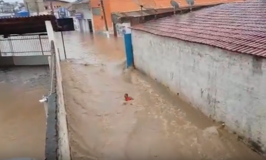 SUFOCO! Vídeo mostra homem sendo arrastado após temporal em Poções; Assista