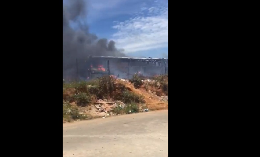 ATENÇÃO: Incêndio de grande proporção queima dois ônibus na Avenida Paralela