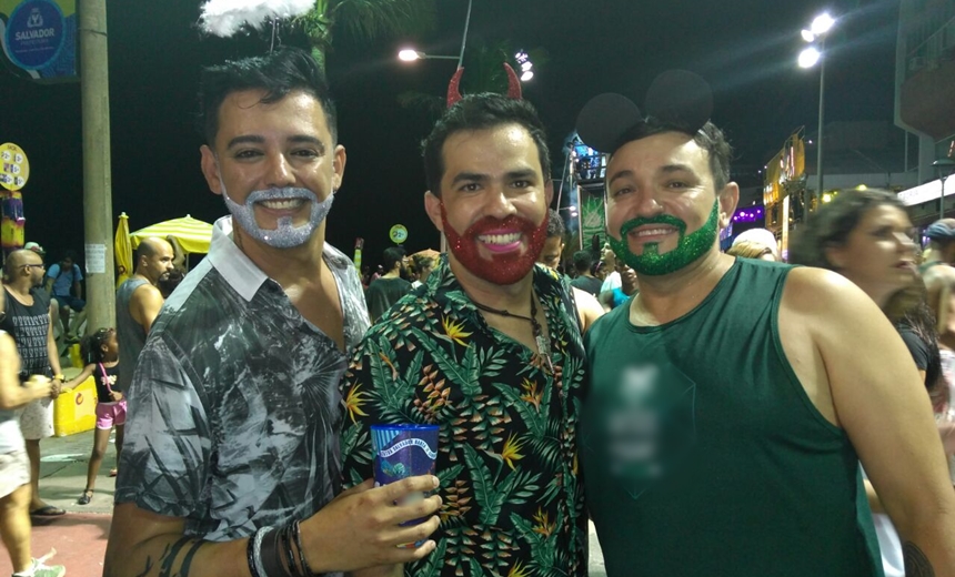 &#8216;TENDÊNCIA?&#8217;: Homens inovam e deixam barba colorida e cheia de glitter no Carnaval