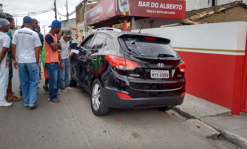 VIOLÊNCIA URBANA: Casal é executado a tiros dentro de carro em Feira de Santana