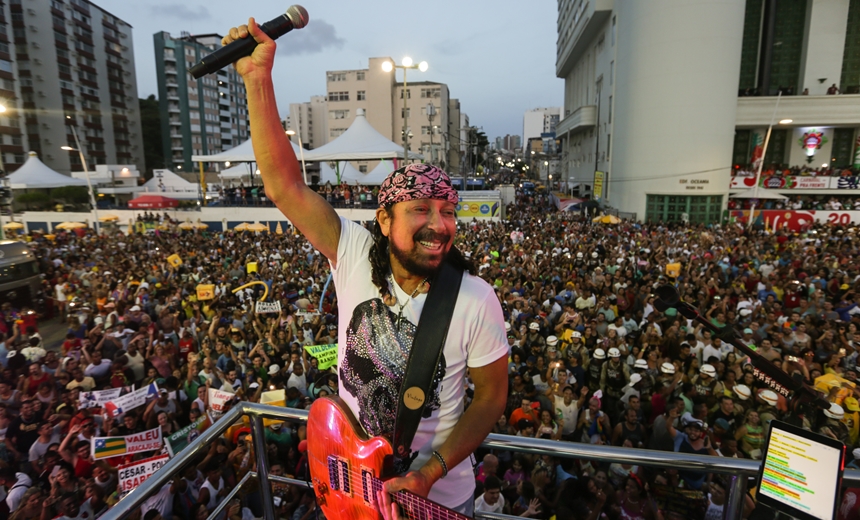 VEJA VÍDEO: Bell Marques canta sucessos dos filhos durante passagem pelo Circuito Dodô