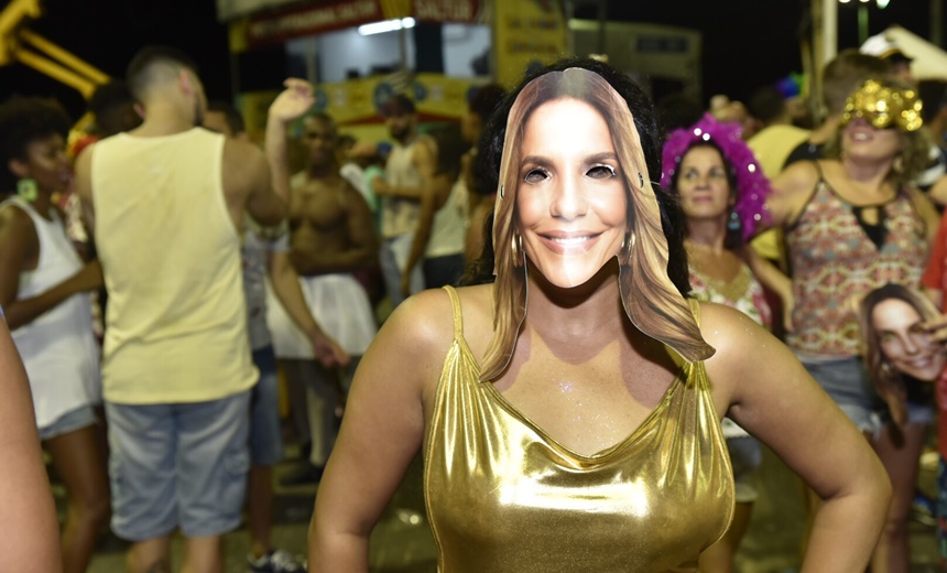 SORTE GRANDE: Foliões usam máscara de Ivete Sangalo nos circuitos Dodô e Osmar